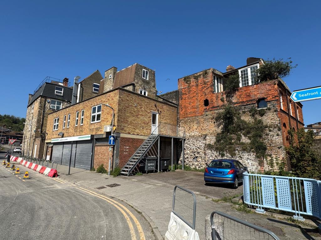 Lot: 30 - FREEHOLD COMMERCIAL AND RESIDENTIAL INVESTMENT WITH RE-DEVELOPMENT POTENTIAL - side view from Fishmonger's Lane
